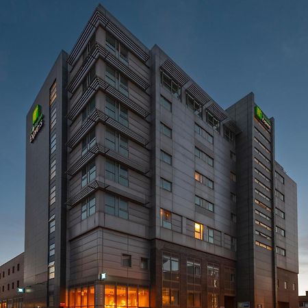 Holiday Inn Express Swindon City Centre By Ihg Exterior photo