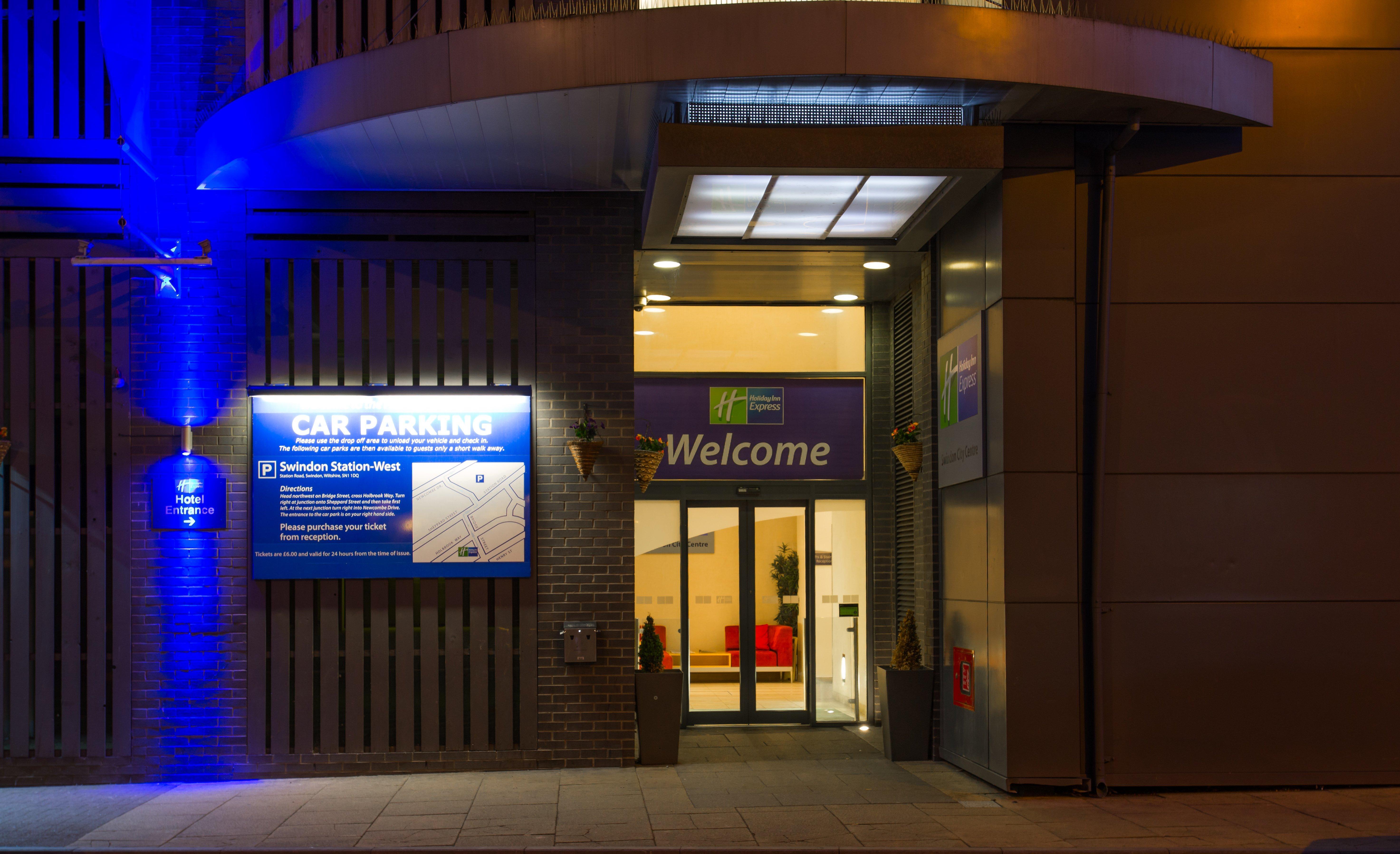 Holiday Inn Express Swindon City Centre By Ihg Exterior photo
