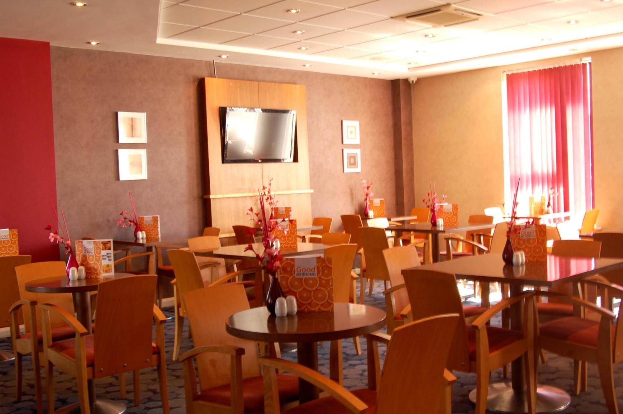 Holiday Inn Express Swindon City Centre By Ihg Exterior photo