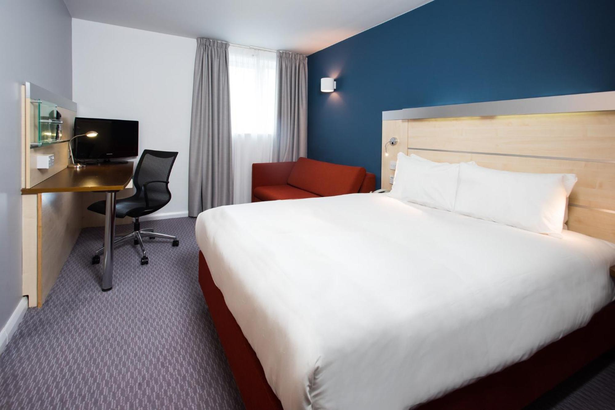 Holiday Inn Express Swindon City Centre By Ihg Exterior photo
