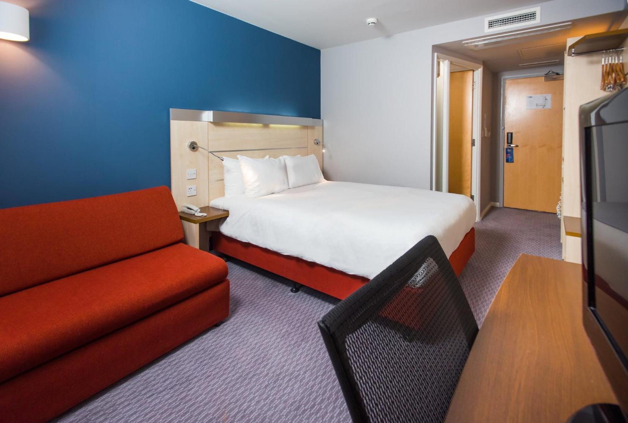 Holiday Inn Express Swindon City Centre By Ihg Exterior photo
