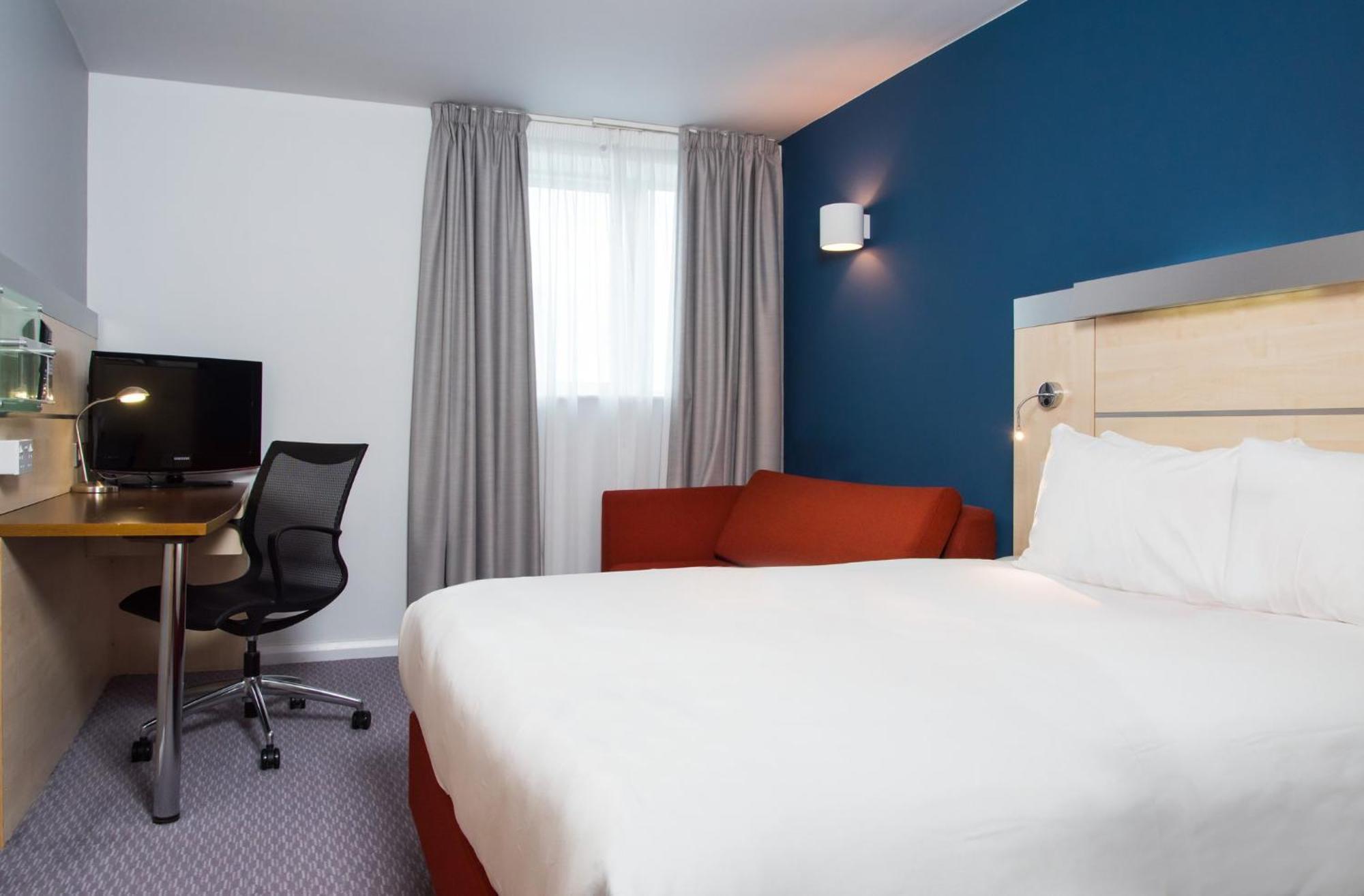 Holiday Inn Express Swindon City Centre By Ihg Exterior photo