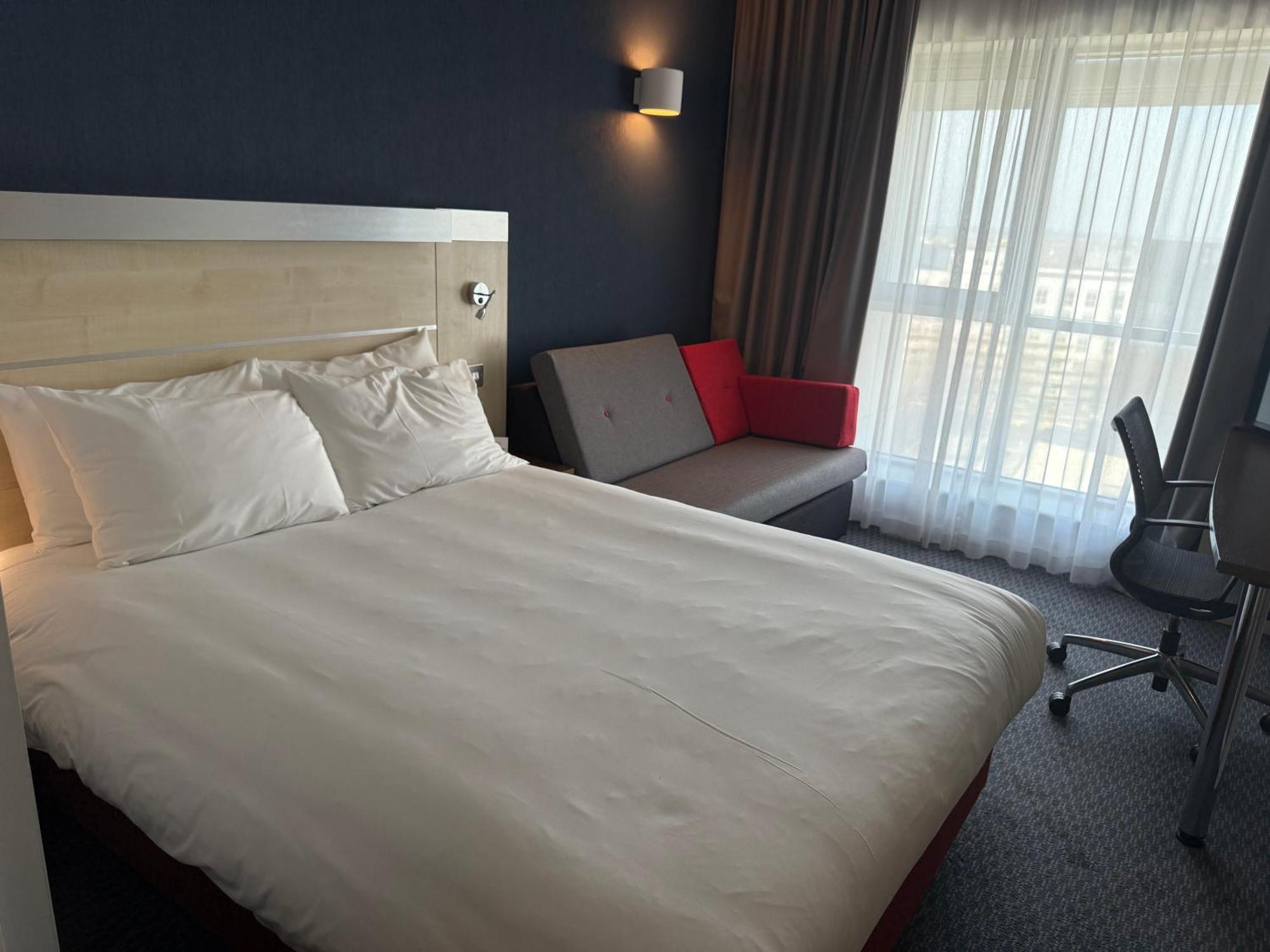 Holiday Inn Express Swindon City Centre By Ihg Exterior photo