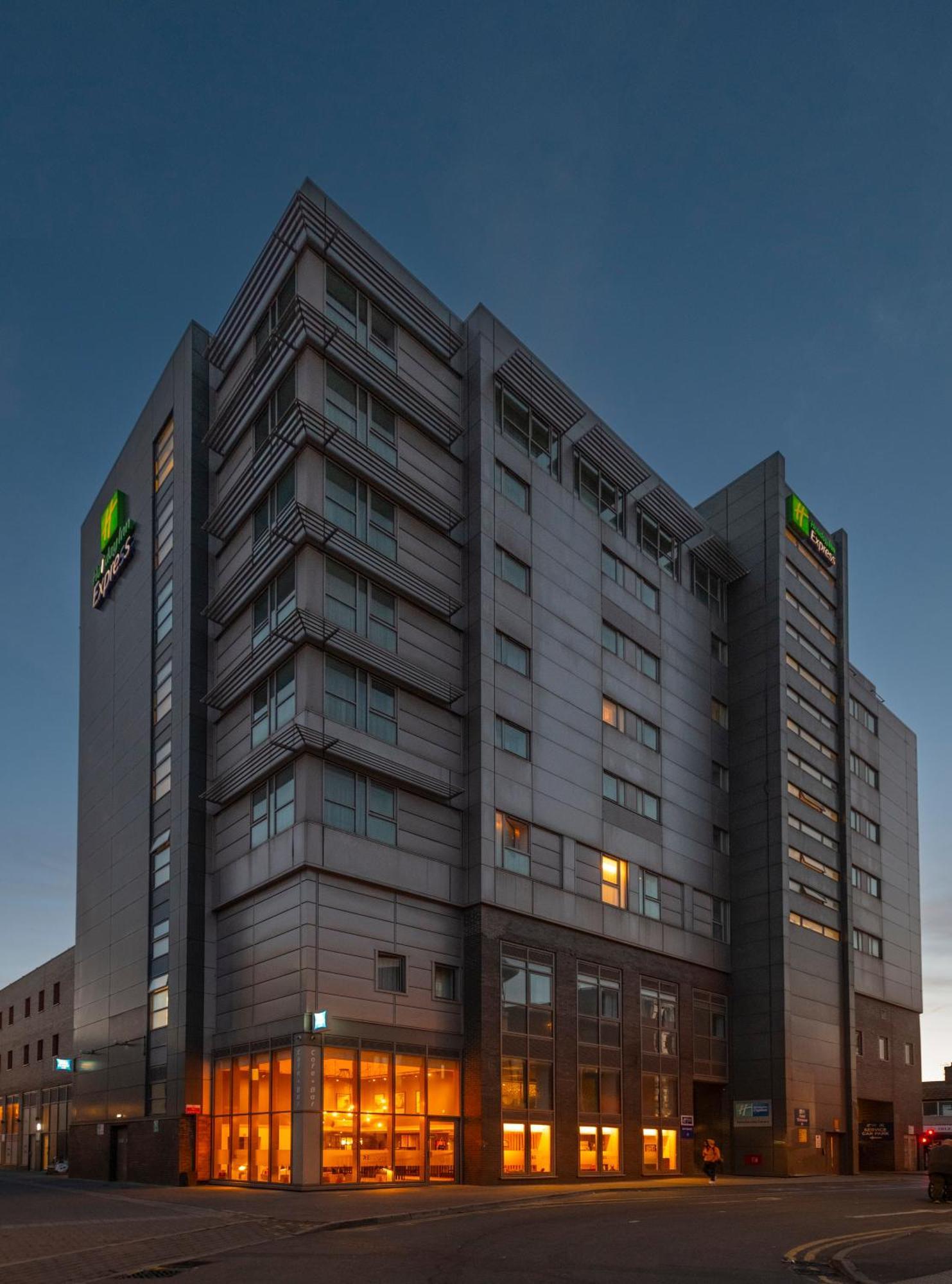 Holiday Inn Express Swindon City Centre By Ihg Exterior photo