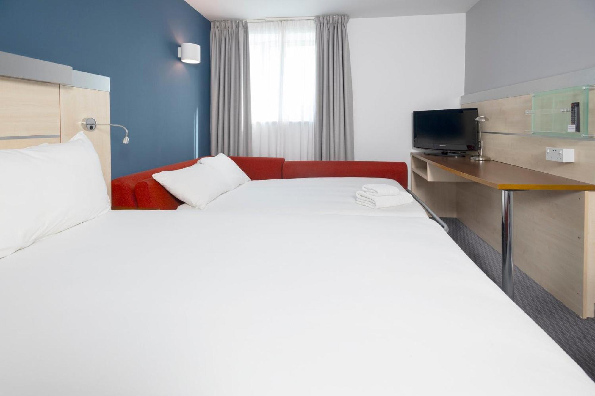 Holiday Inn Express Swindon City Centre By Ihg Exterior photo