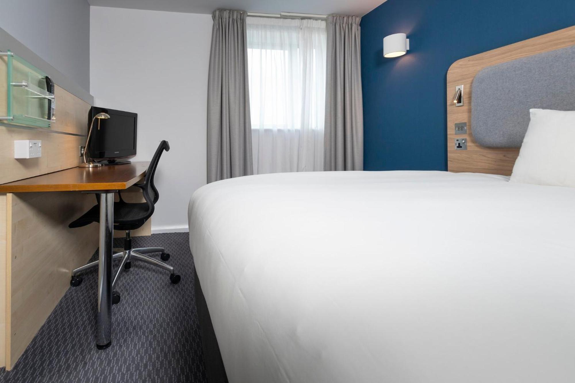 Holiday Inn Express Swindon City Centre By Ihg Exterior photo