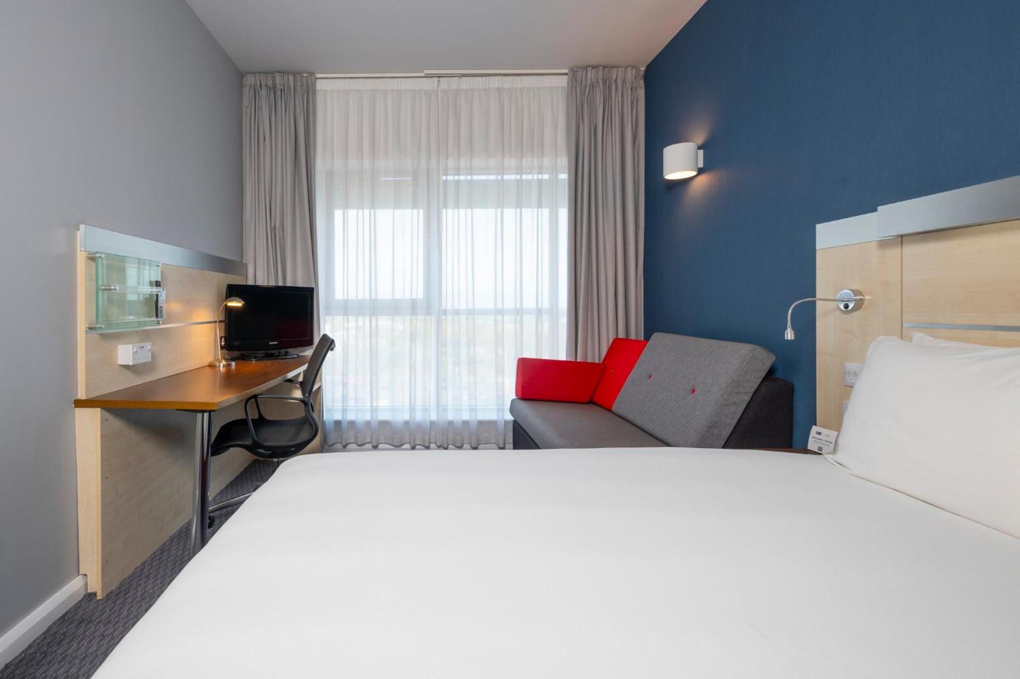 Holiday Inn Express Swindon City Centre By Ihg Exterior photo