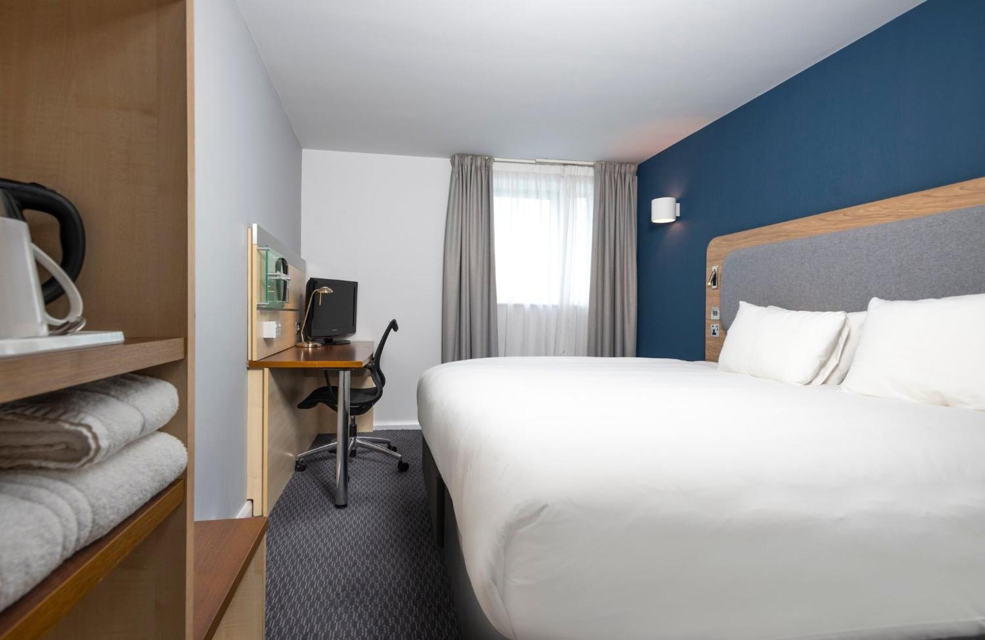 Holiday Inn Express Swindon City Centre By Ihg Exterior photo