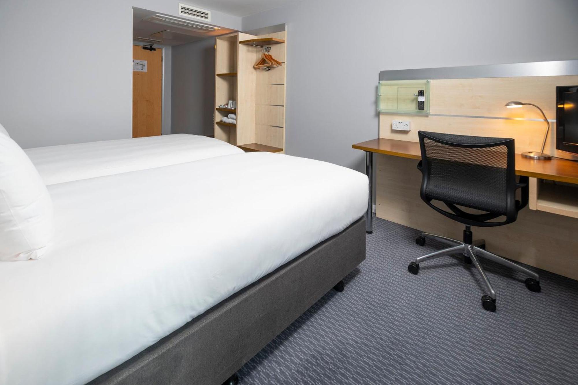 Holiday Inn Express Swindon City Centre By Ihg Exterior photo