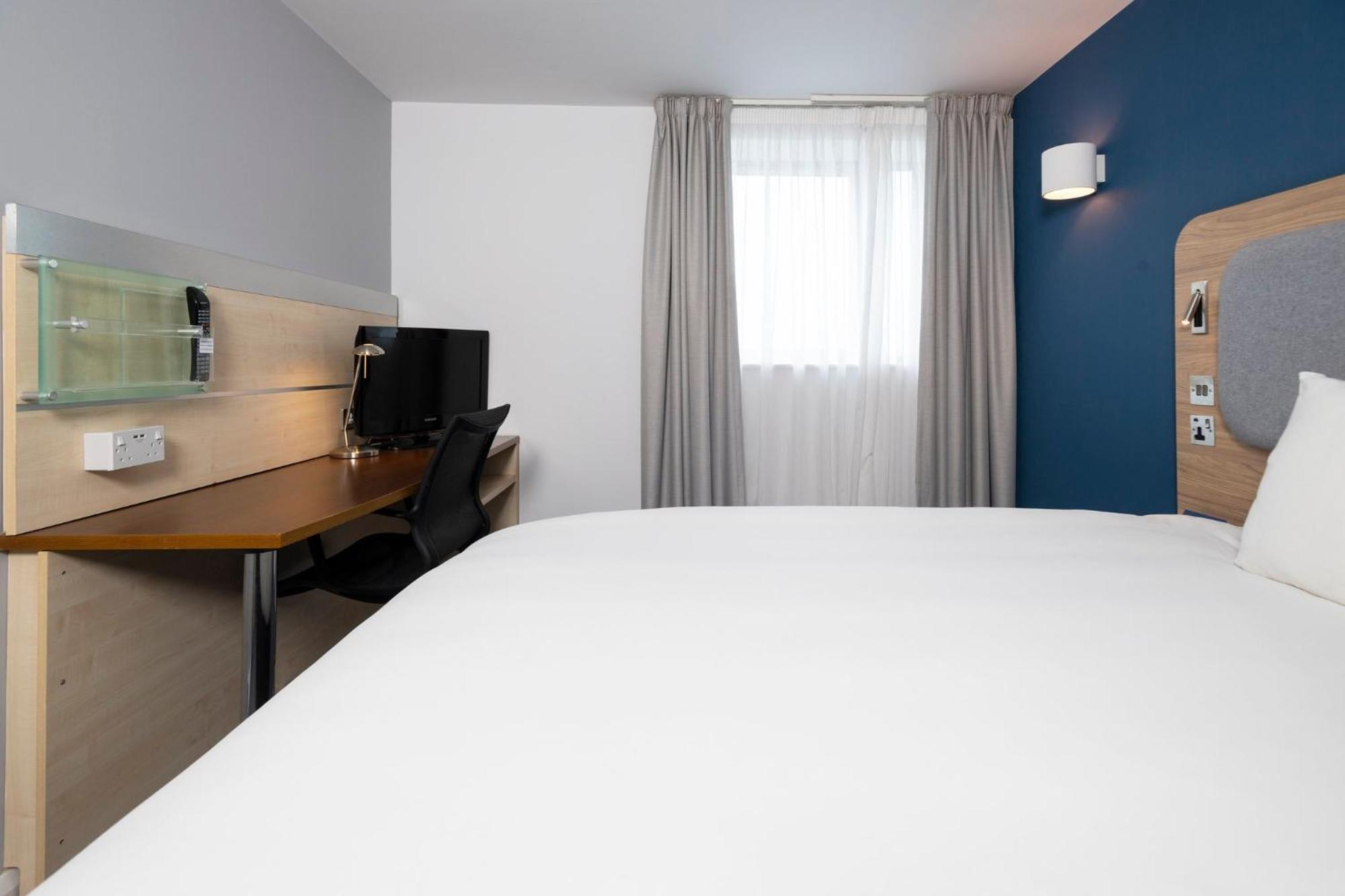 Holiday Inn Express Swindon City Centre By Ihg Exterior photo