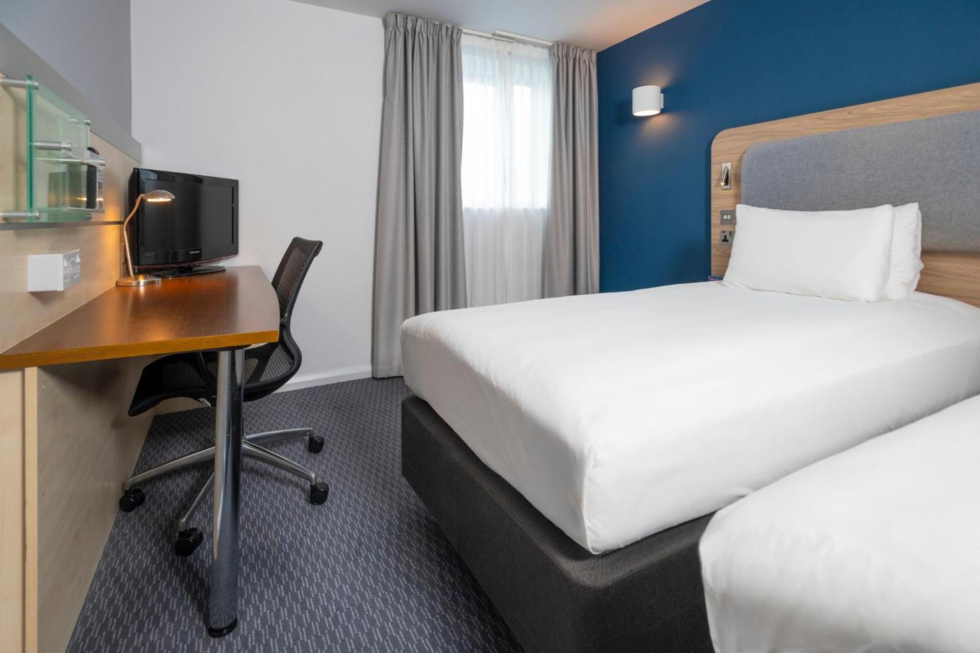Holiday Inn Express Swindon City Centre By Ihg Exterior photo