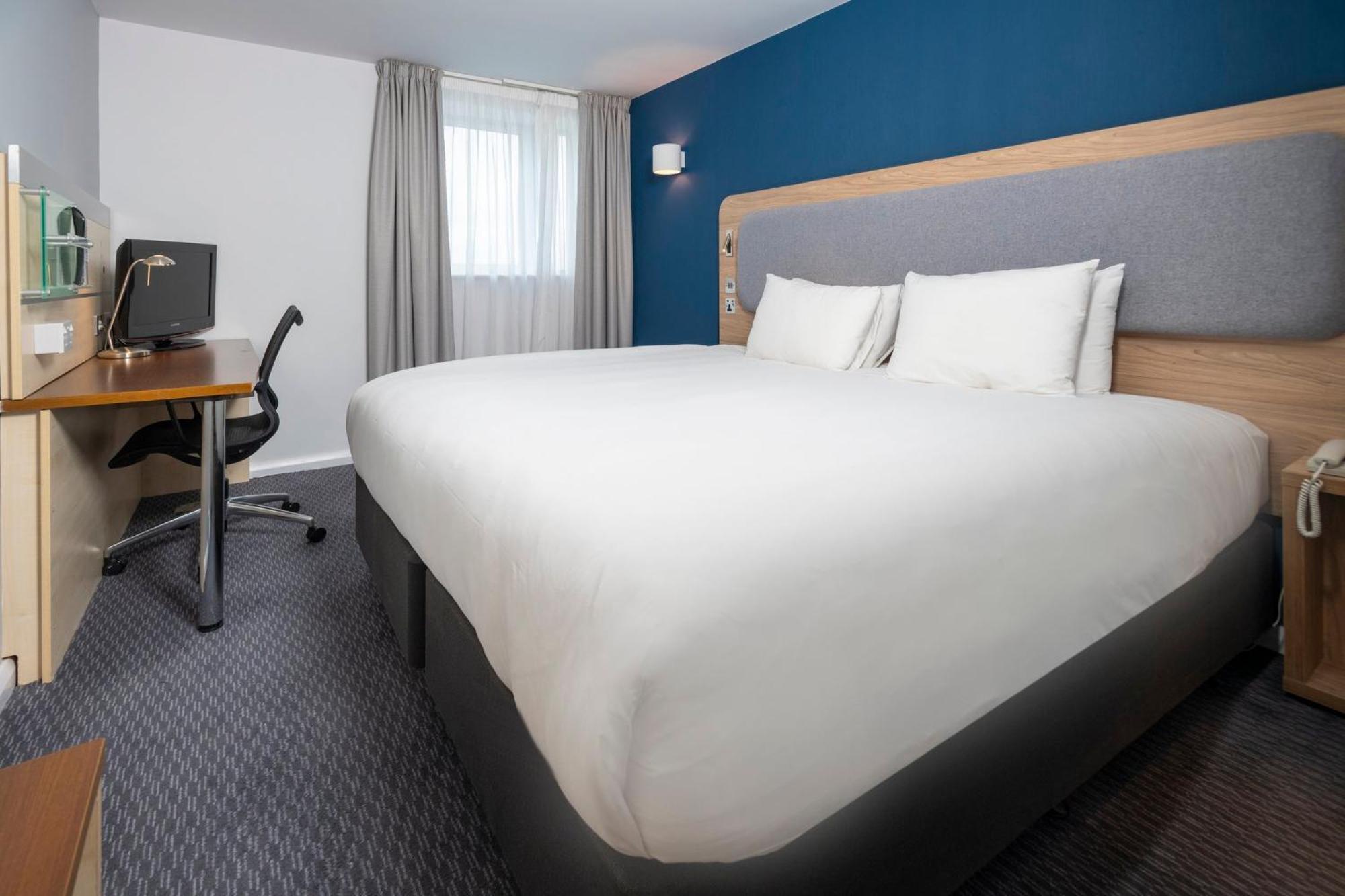Holiday Inn Express Swindon City Centre By Ihg Exterior photo