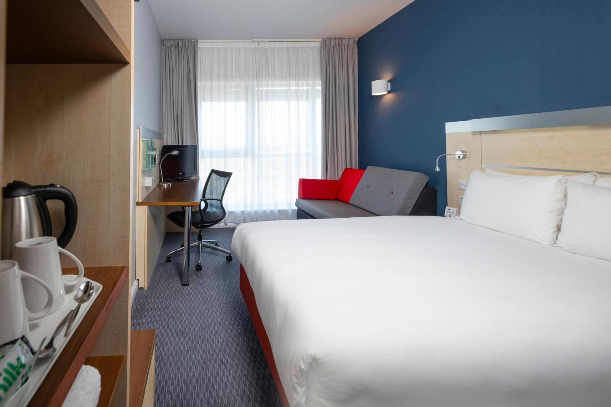 Holiday Inn Express Swindon City Centre By Ihg Exterior photo