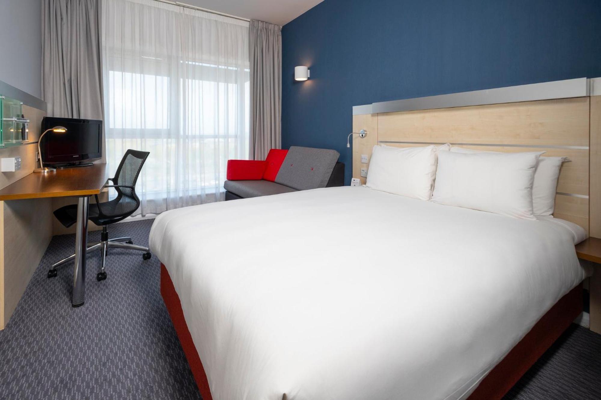 Holiday Inn Express Swindon City Centre By Ihg Exterior photo