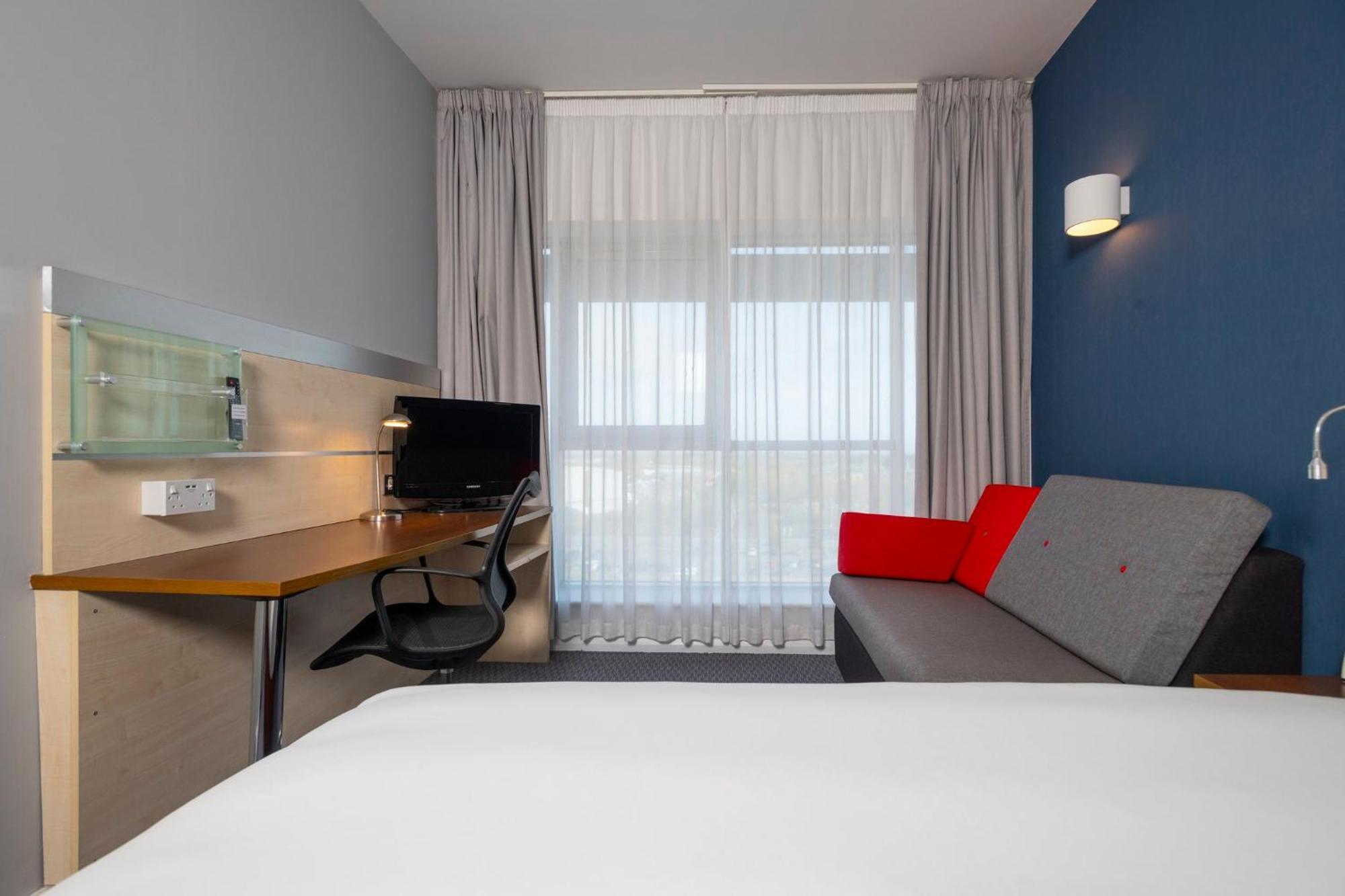 Holiday Inn Express Swindon City Centre By Ihg Exterior photo