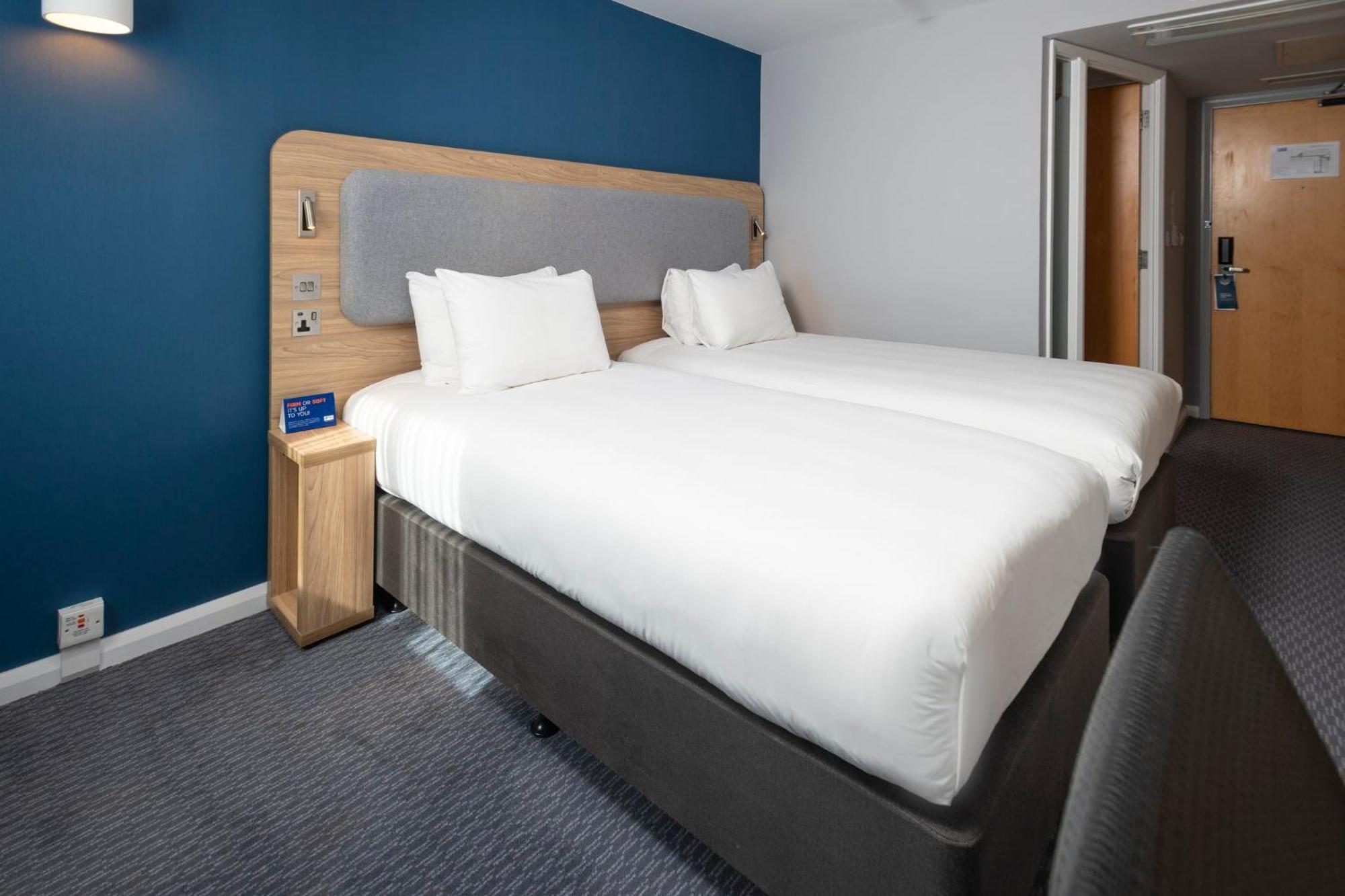Holiday Inn Express Swindon City Centre By Ihg Exterior photo