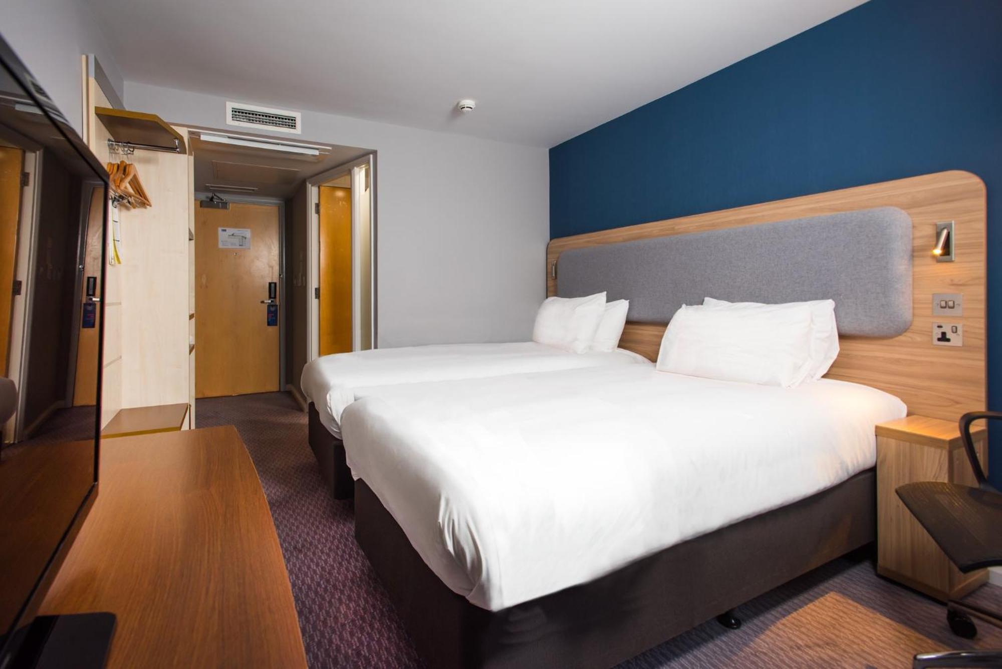 Holiday Inn Express Swindon City Centre By Ihg Exterior photo