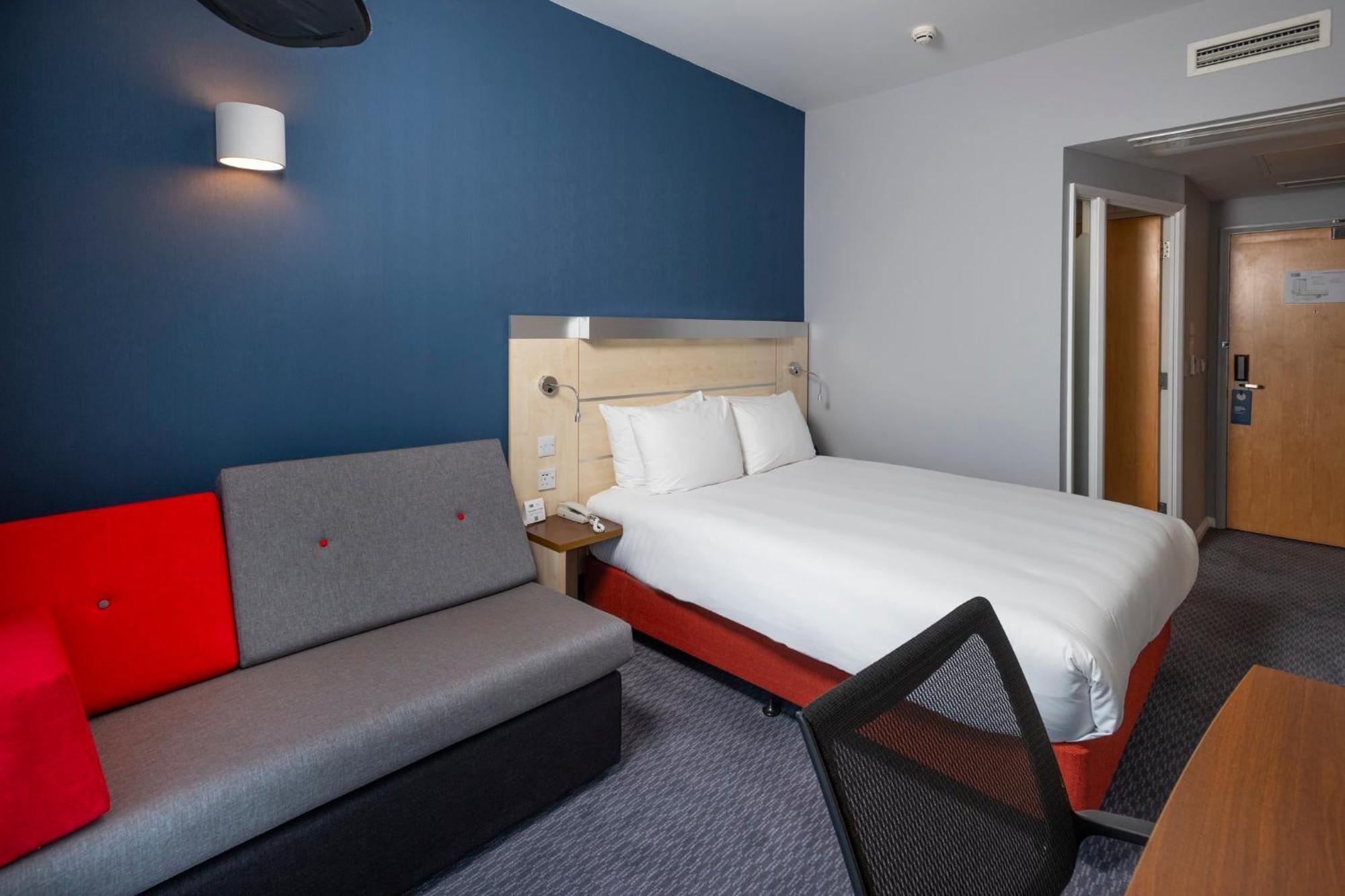 Holiday Inn Express Swindon City Centre By Ihg Exterior photo