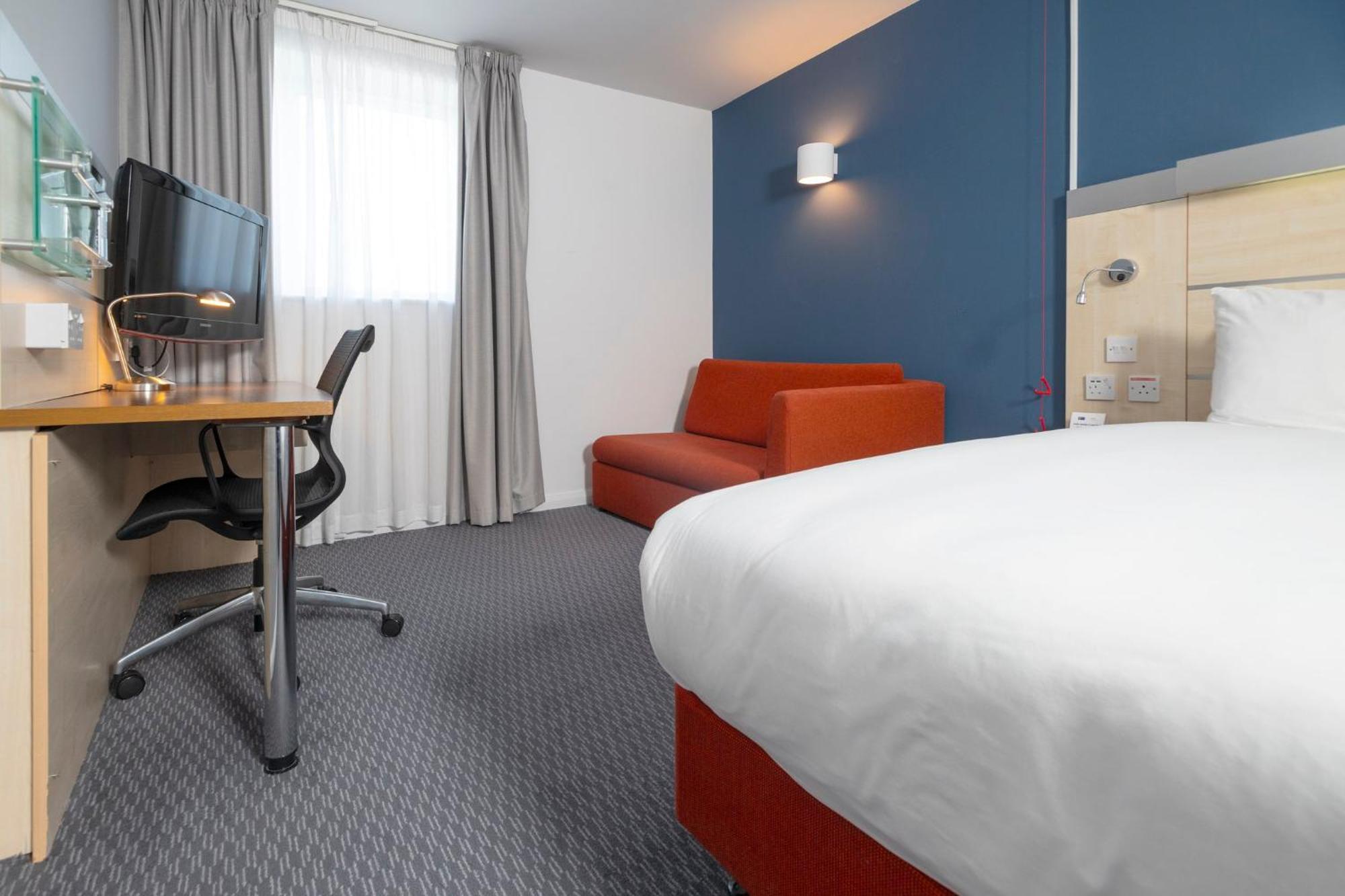 Holiday Inn Express Swindon City Centre By Ihg Exterior photo