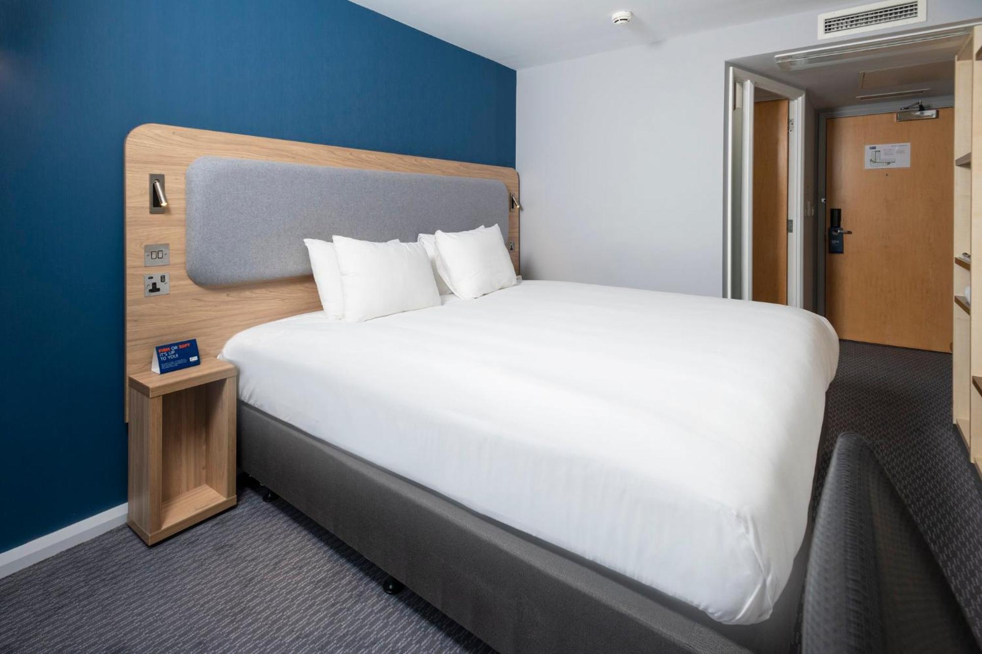 Holiday Inn Express Swindon City Centre By Ihg Exterior photo