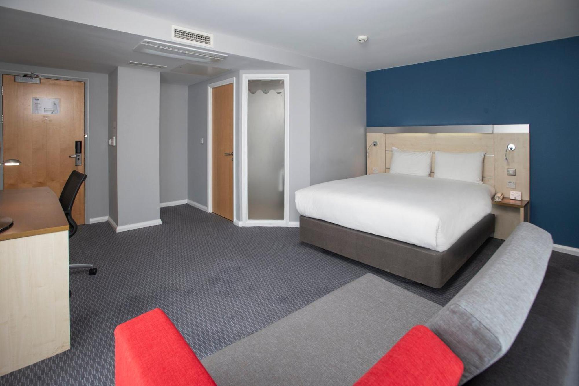 Holiday Inn Express Swindon City Centre By Ihg Exterior photo