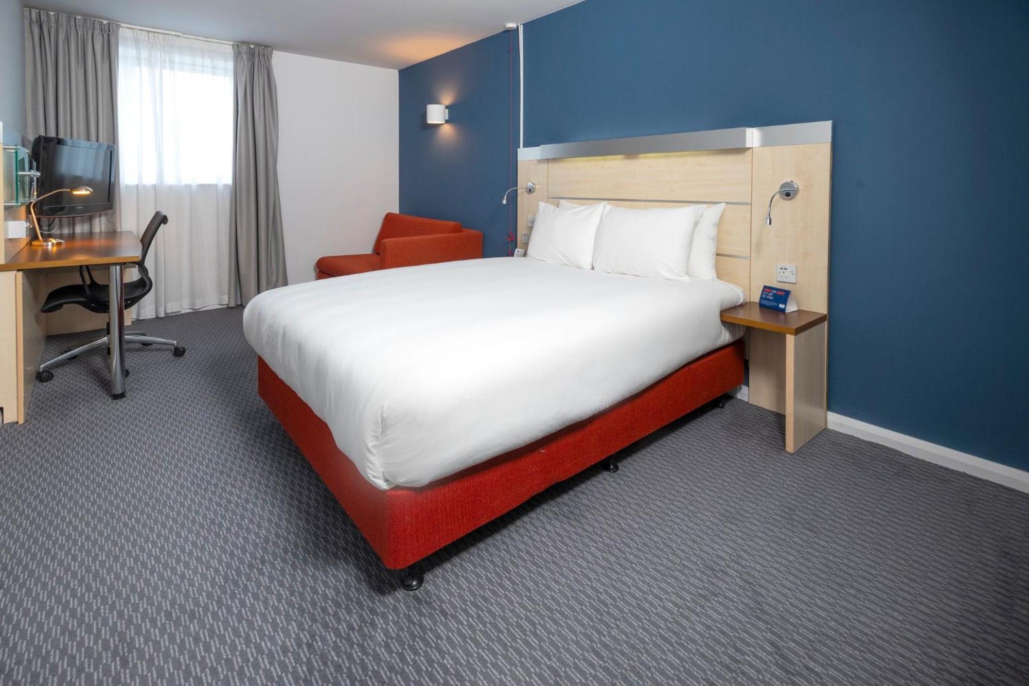 Holiday Inn Express Swindon City Centre By Ihg Exterior photo