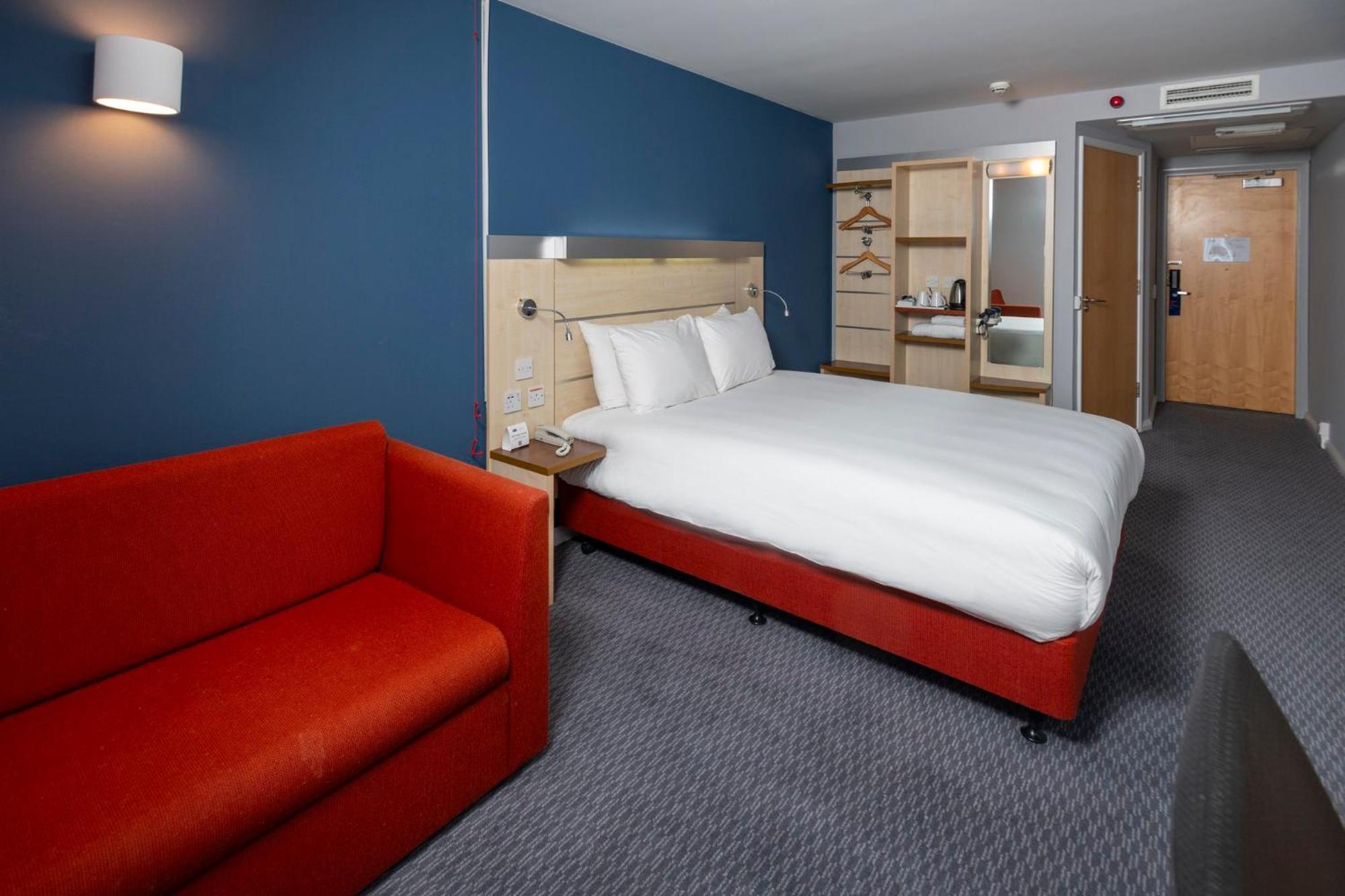 Holiday Inn Express Swindon City Centre By Ihg Exterior photo