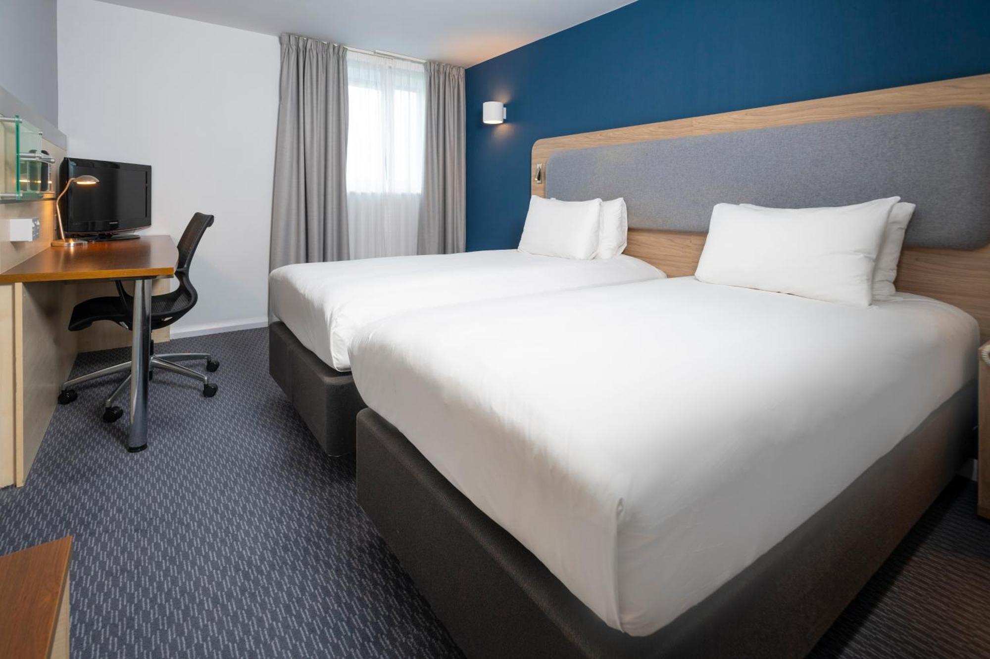 Holiday Inn Express Swindon City Centre By Ihg Exterior photo