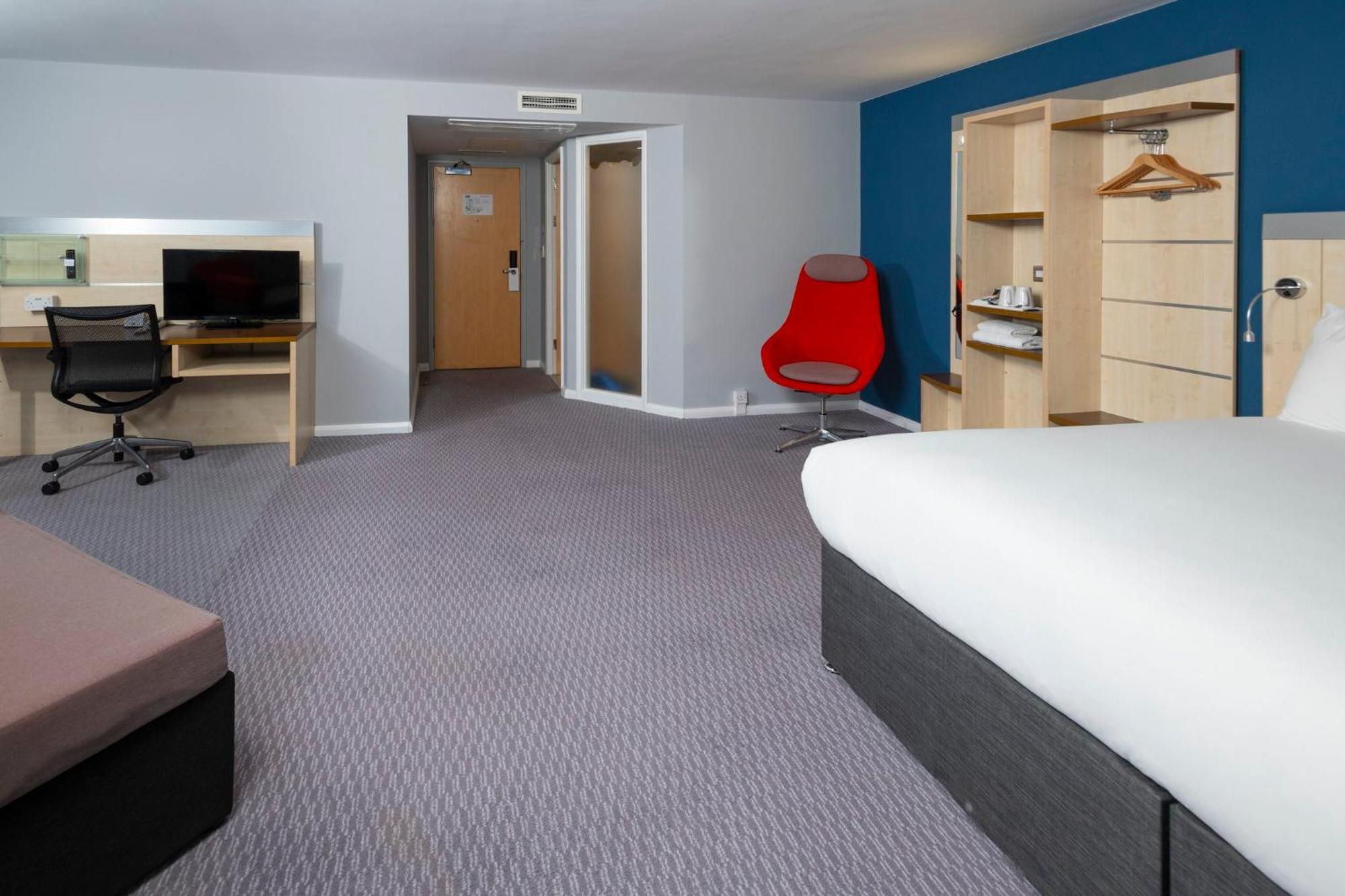 Holiday Inn Express Swindon City Centre By Ihg Exterior photo
