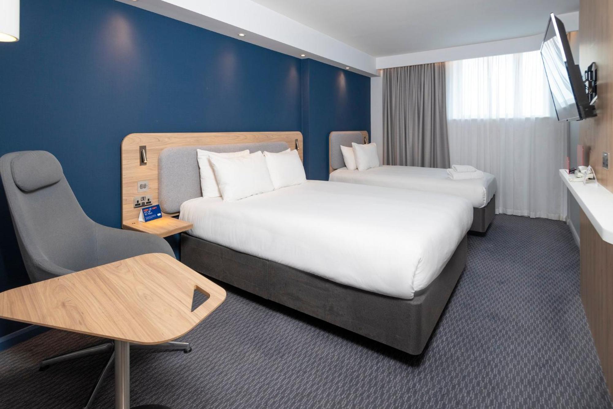 Holiday Inn Express Swindon City Centre By Ihg Exterior photo
