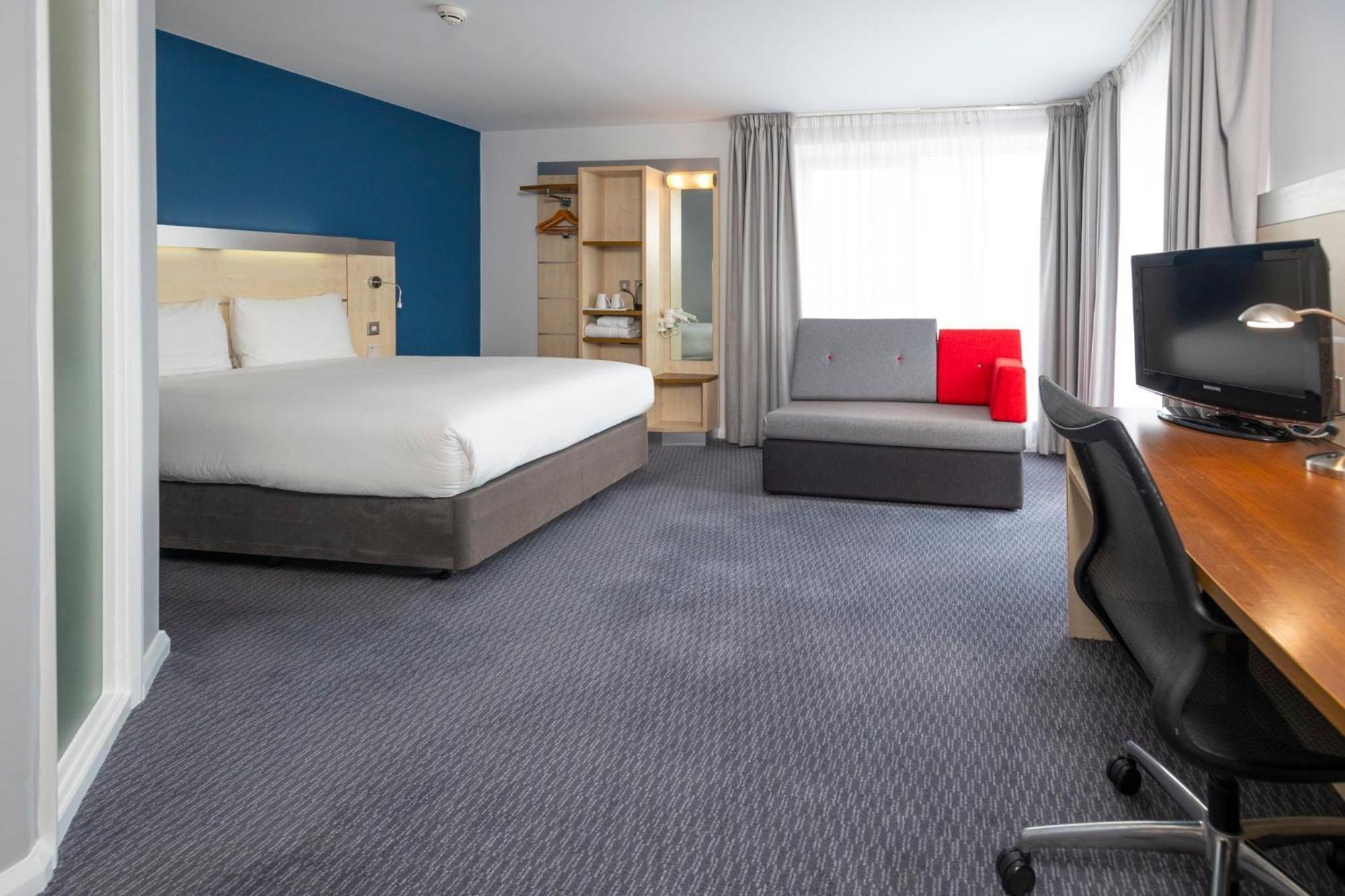 Holiday Inn Express Swindon City Centre By Ihg Exterior photo