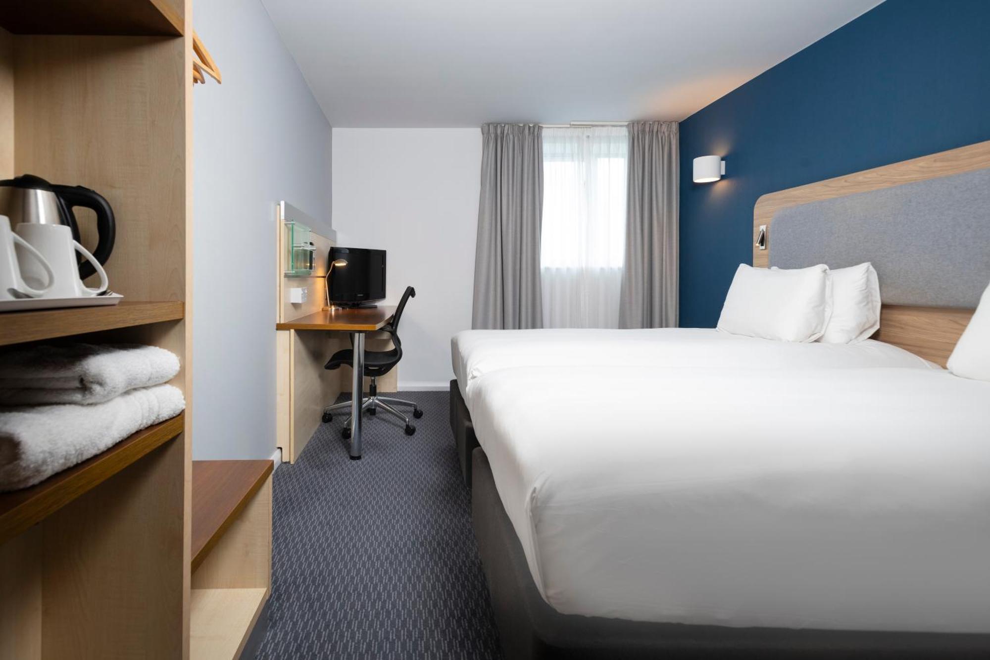 Holiday Inn Express Swindon City Centre By Ihg Exterior photo