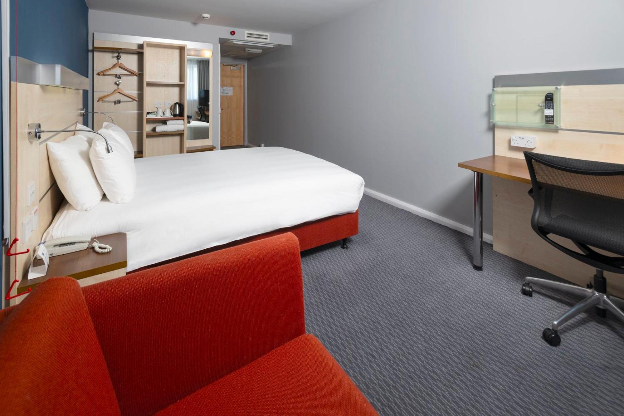 Holiday Inn Express Swindon City Centre By Ihg Exterior photo