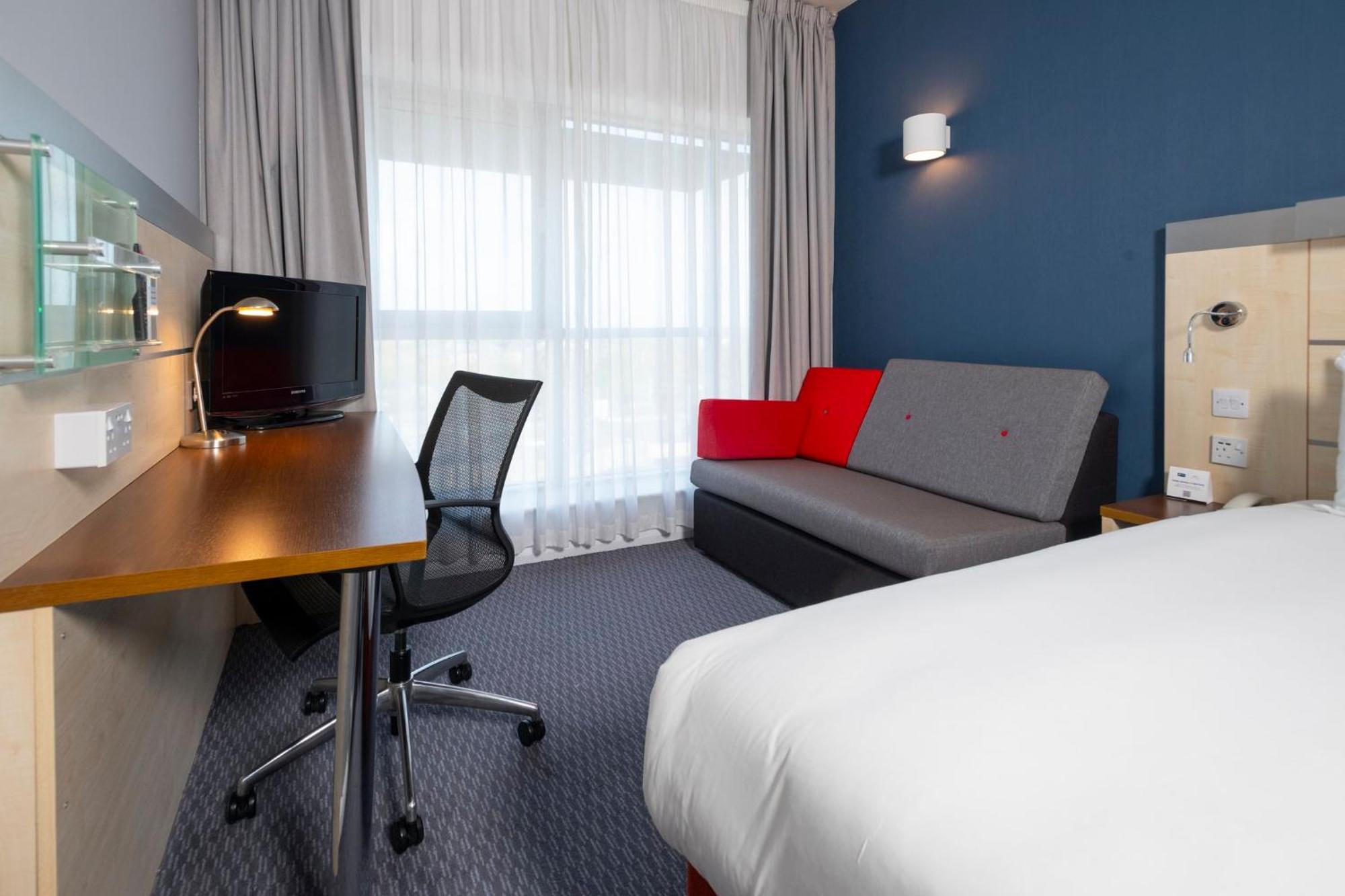 Holiday Inn Express Swindon City Centre By Ihg Exterior photo