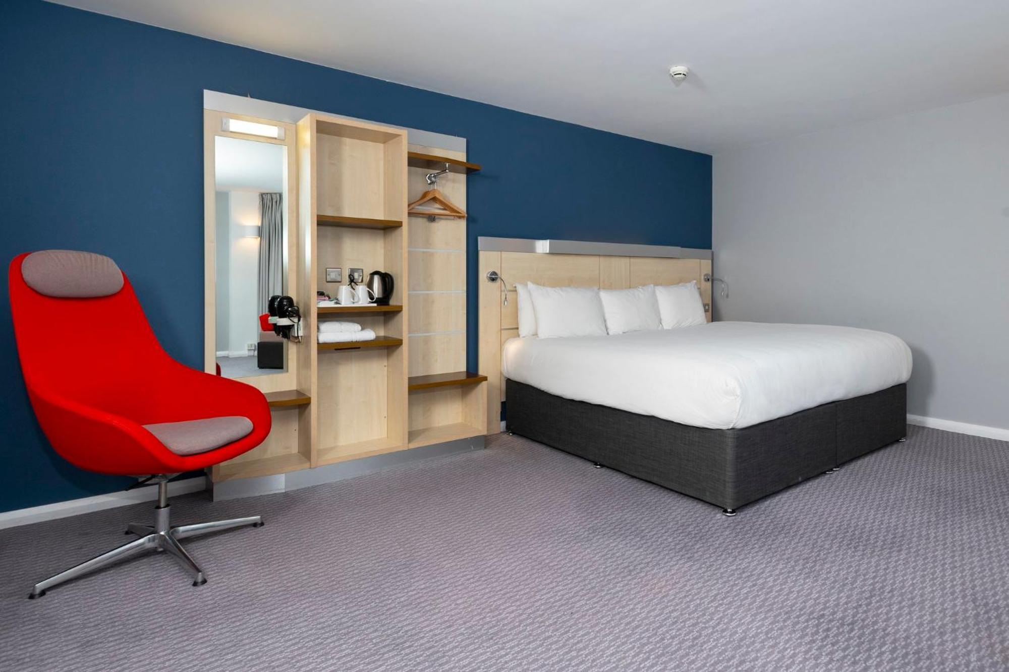 Holiday Inn Express Swindon City Centre By Ihg Exterior photo