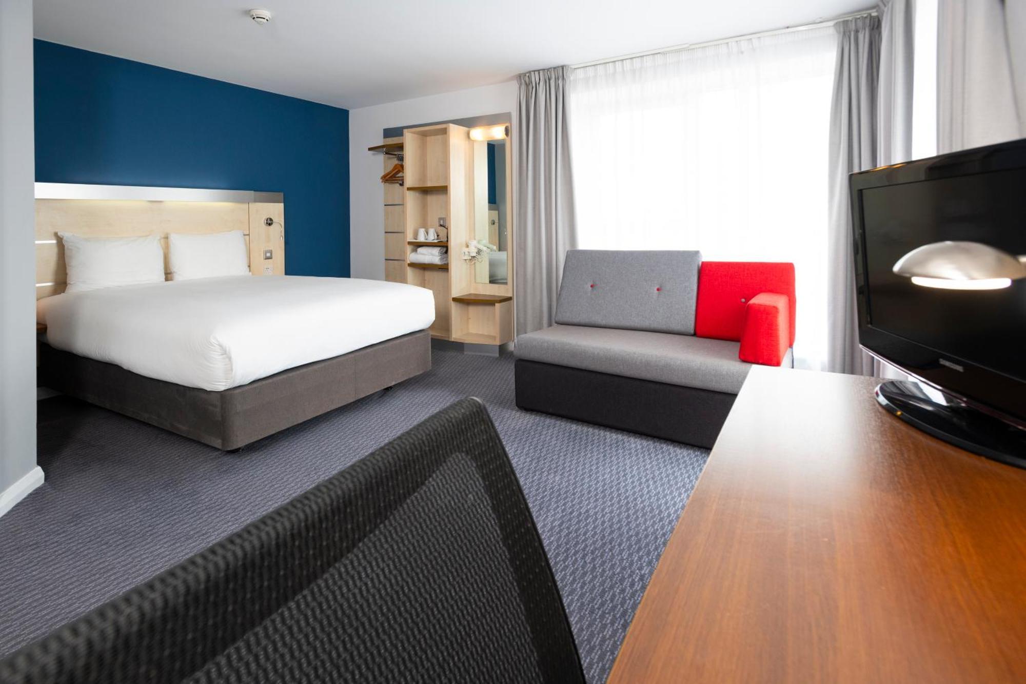 Holiday Inn Express Swindon City Centre By Ihg Exterior photo