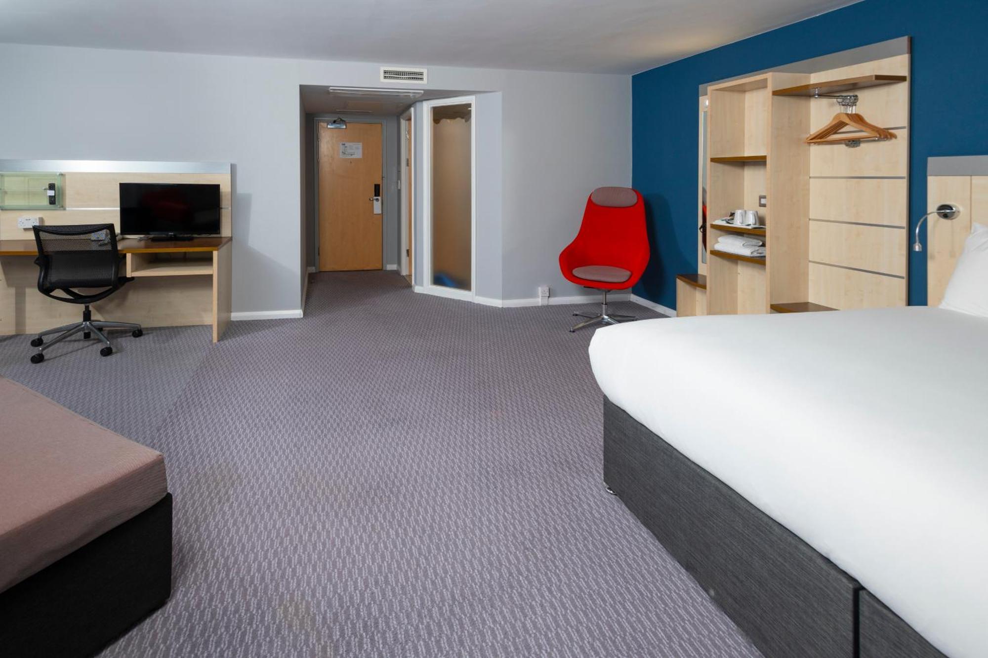 Holiday Inn Express Swindon City Centre By Ihg Exterior photo