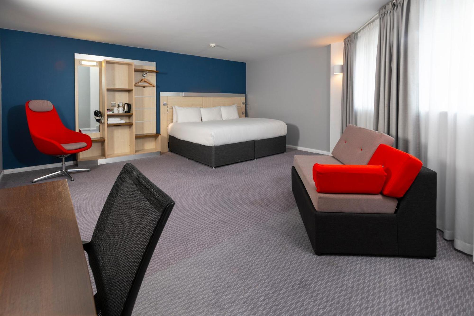 Holiday Inn Express Swindon City Centre By Ihg Exterior photo