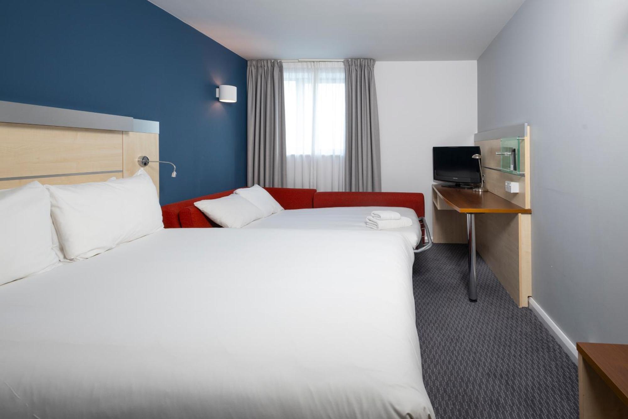 Holiday Inn Express Swindon City Centre By Ihg Exterior photo