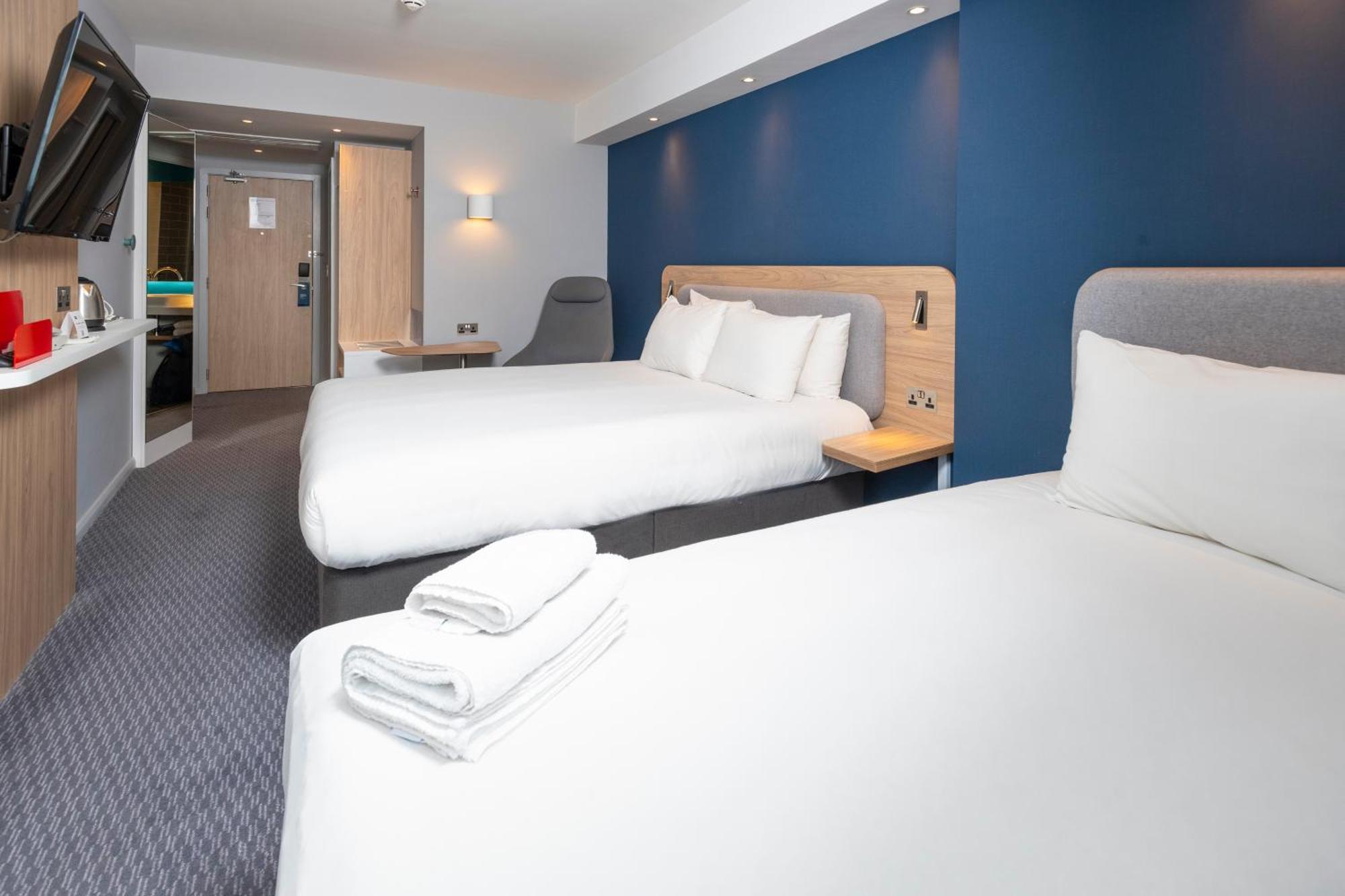 Holiday Inn Express Swindon City Centre By Ihg Exterior photo