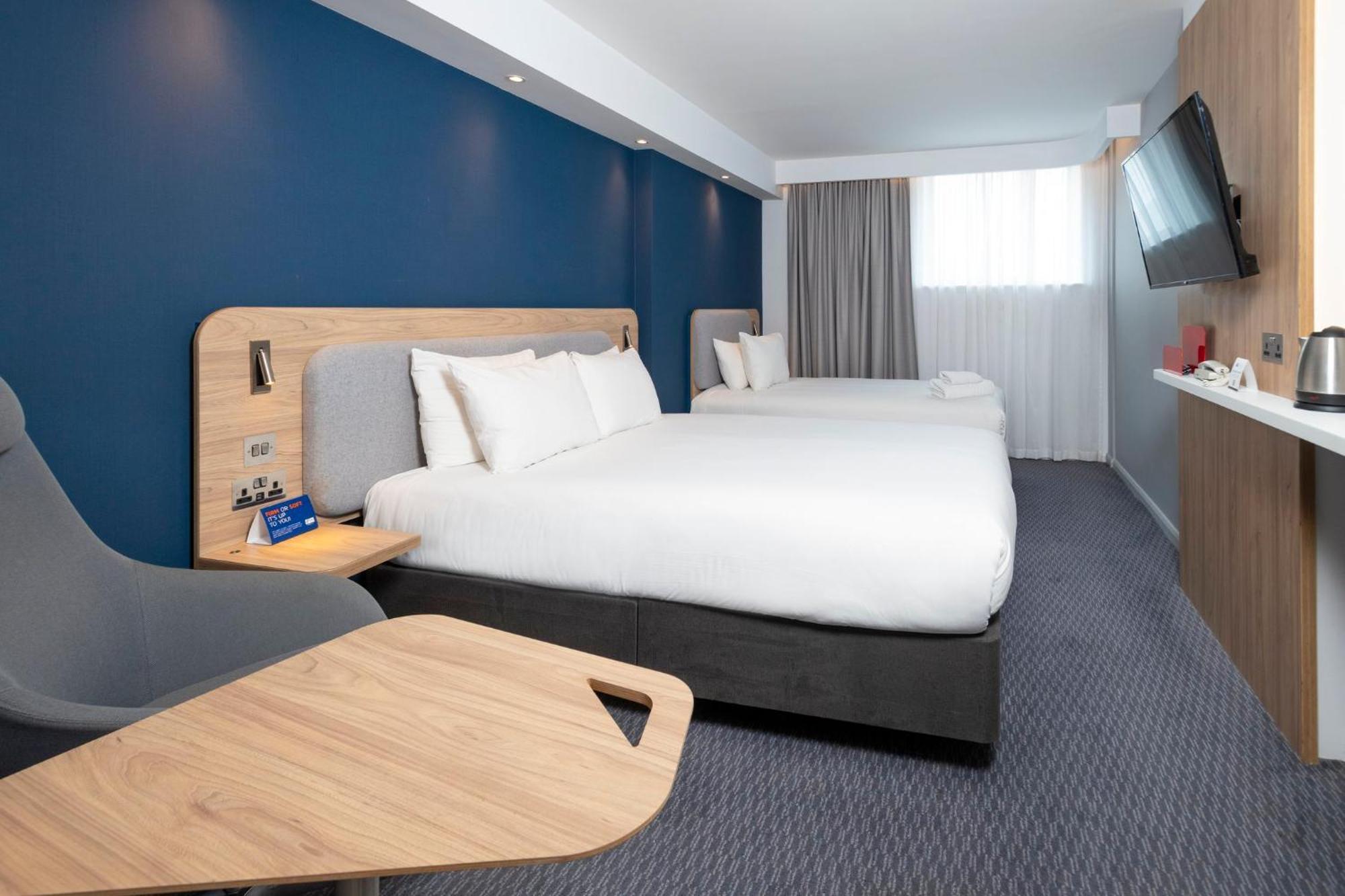Holiday Inn Express Swindon City Centre By Ihg Exterior photo