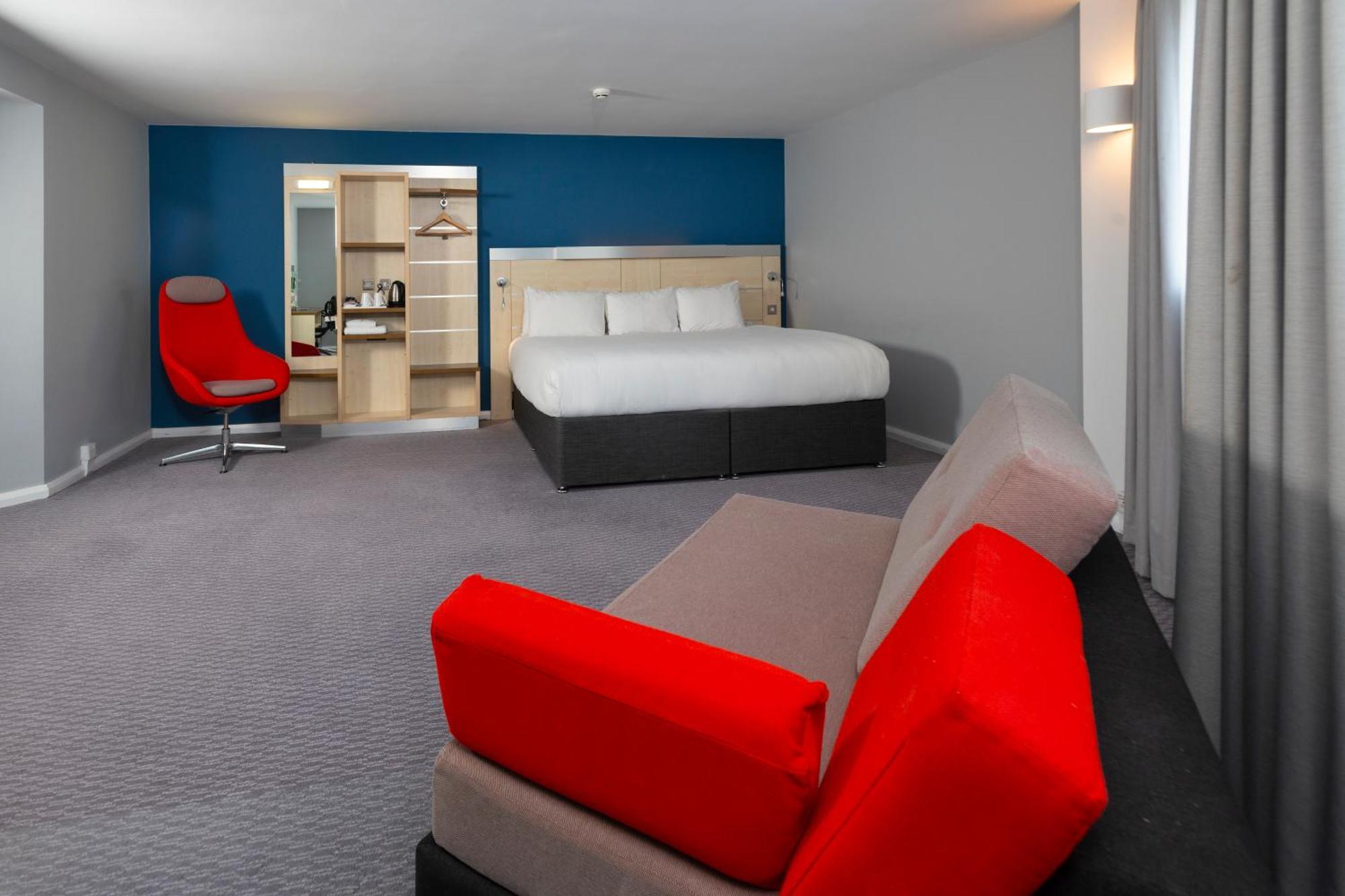 Holiday Inn Express Swindon City Centre By Ihg Exterior photo