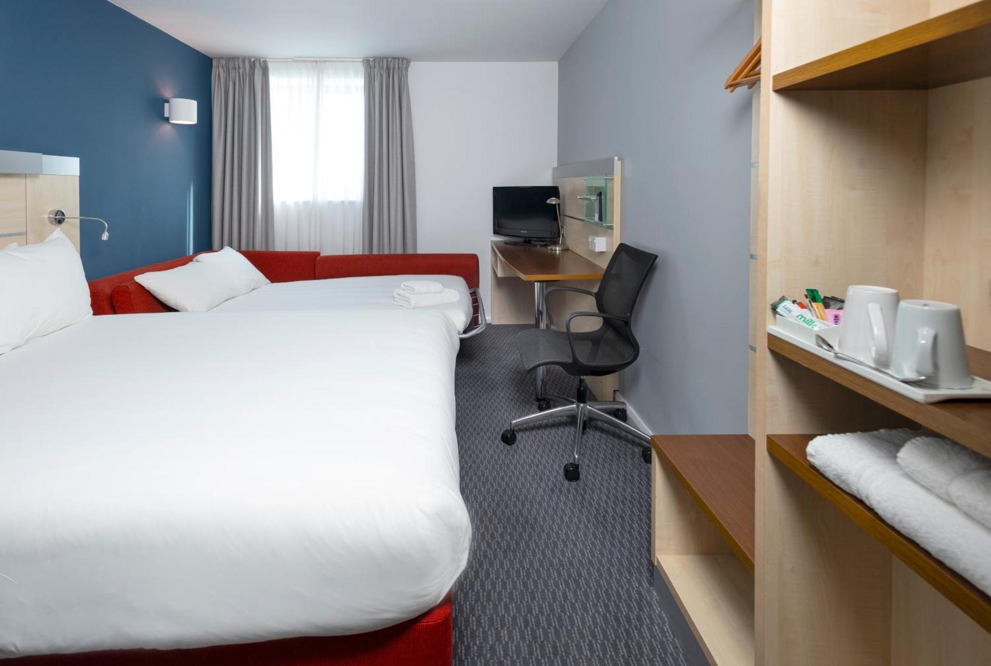 Holiday Inn Express Swindon City Centre By Ihg Exterior photo