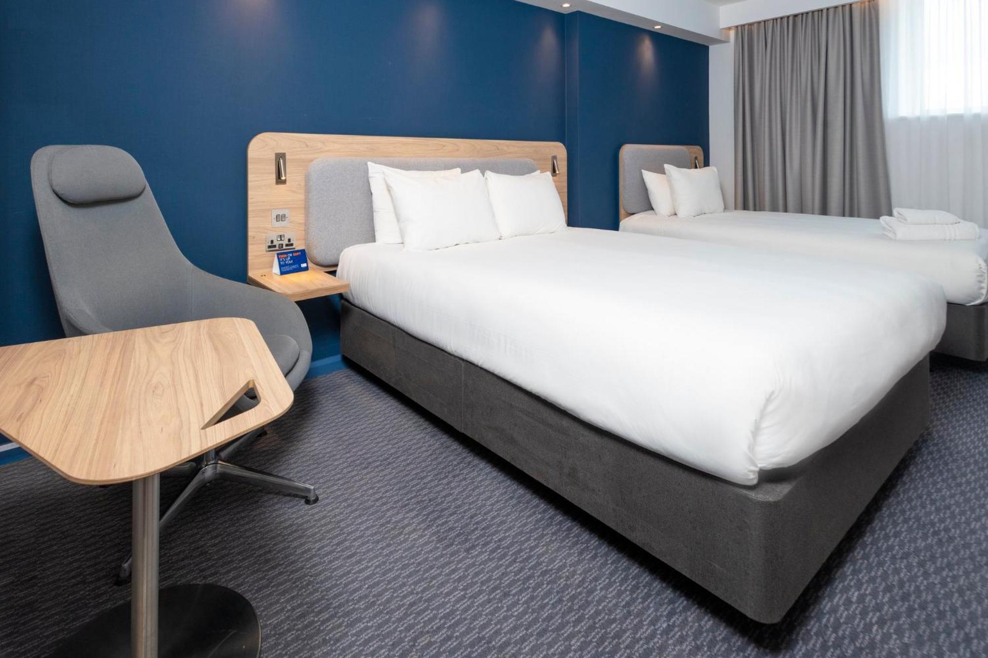 Holiday Inn Express Swindon City Centre By Ihg Exterior photo